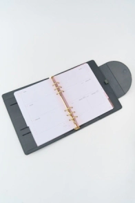 AGENDA FW 2026 SEMANAL 15x21 CON BROCHE TIMELESS FUN